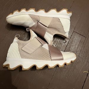 Sorel white sneakers, statement kicks womans size 7.5, worn a few times